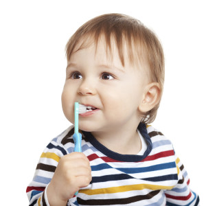 Малыш чистит зубы (фото: Thinkstockphotos/fotobank.ua)