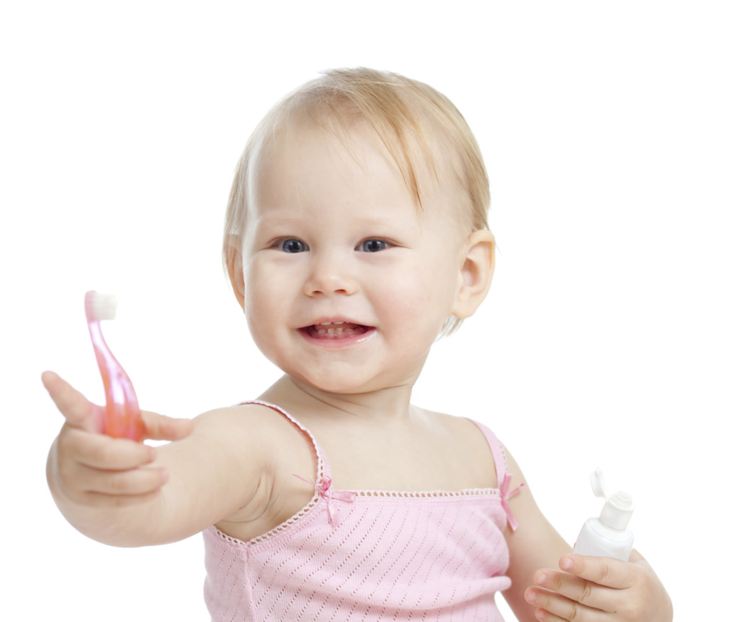 Девочка чистит зубы - фото