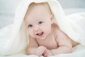 Малыш улыбается (фото: Thinkstockphotosfotobank.ua)