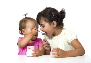 Дети едят йогурт (Фото: Thinkstock/ fotobank.ua)