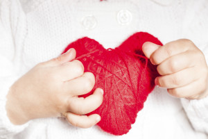 Ребенок держит  сердце (фото: Thinkstockphotos/fotobank.ua)