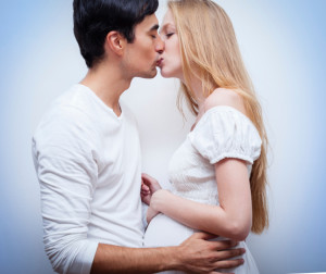 Пара целуется (Фото: Thinkstock/ fotobank.ua)