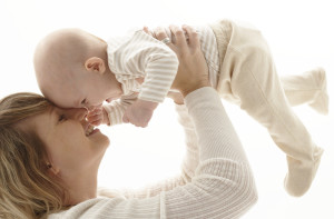 Малыш у мамы на руках (фото: Thinkstockphotos/fotobank.ua)