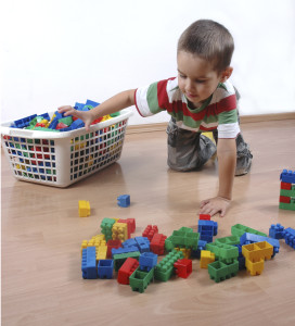 Хлопчик збирає іграшки (Фото: Thinkstock/ fotobank.ua)