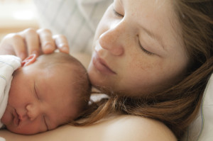 Женщина с малышом после родов  (фото: Thinkstockphotos/fotobank.ua)