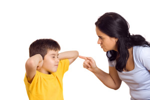 Мама наказывает сына (фото: Thinkstockphotos/fotobank.ua)