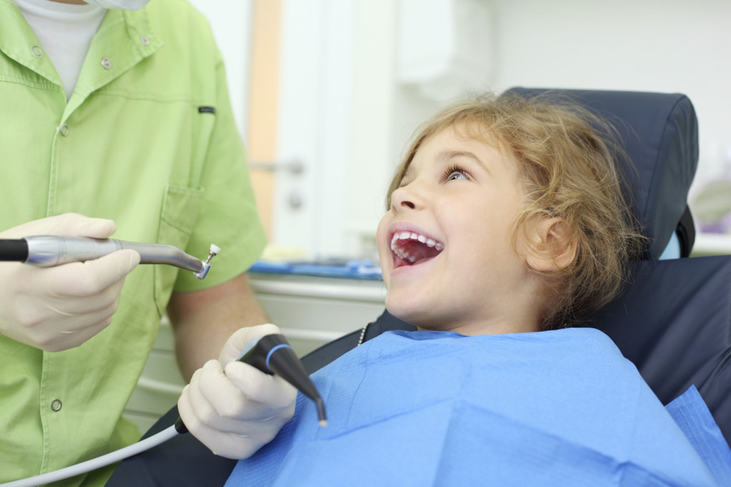 Девочка у зубного врача - фото