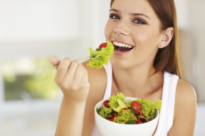Женщина ест салат (фото: Thinkstockphotos/fotobank.ua)