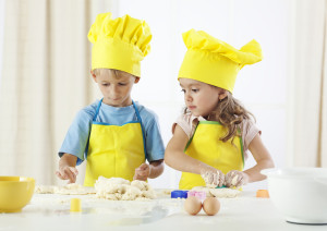 Дети готовят на кухне (фото: Thinkstockphotos/fotobank.ua)