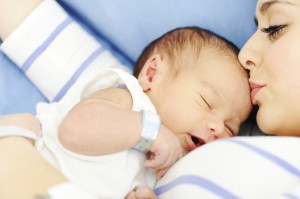 Новорожденный малыш у мамы на руках (фото: Thinkstockphotos/fotobank.ua)