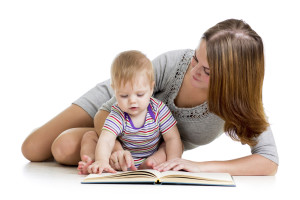 Мама с ребенком читают книгу (фото: Thinkstockphotos/fotobank.ua)