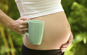 Будущая мама пьет чай (фото: Thinkstockphotos/fotobank.ua)