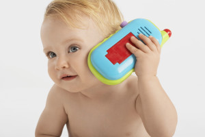 Малыш играет с телефоном  (фото: Thinkstockphotos/fotobank.ua)