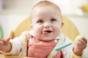 Ребенок ест в стульчике для кормления  (фото: Thinkstockphotos/fotobank.ua)