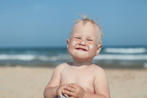 Малыш на пляже (фото: Thinkstockphotos/fotobank.ua)