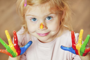 Девочка рисует пальчиковыми красками (фото: Thinkstockphotos/fotobank.ua)