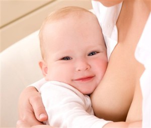 Малыш у маминой груди (фото: Thinkstockphotos/fotobank.ua)