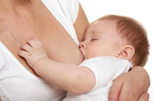 Мама кормит малыша грудью (фото: Thinkstockphotos/fotobank.ua)