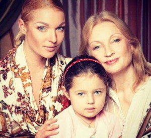 Анастасия Волочкова с дочкой и с мамой (фото: Facebook)