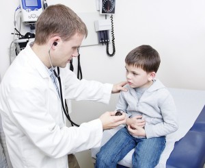 Ребенок на приеме у врача (фото: thinkstockphotos/fotobank.ua)