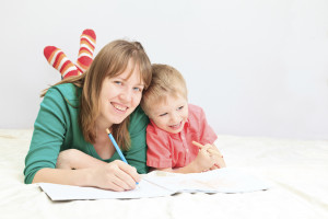 Ребенок с мамой делают уроки (фото: thinkstockphotos/fotobank.ua)