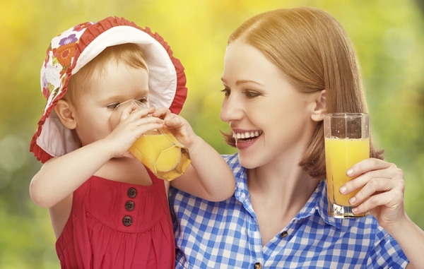 Мама с дочкой пьют сок (фото: thinkstockphotos/fotobank.ua)