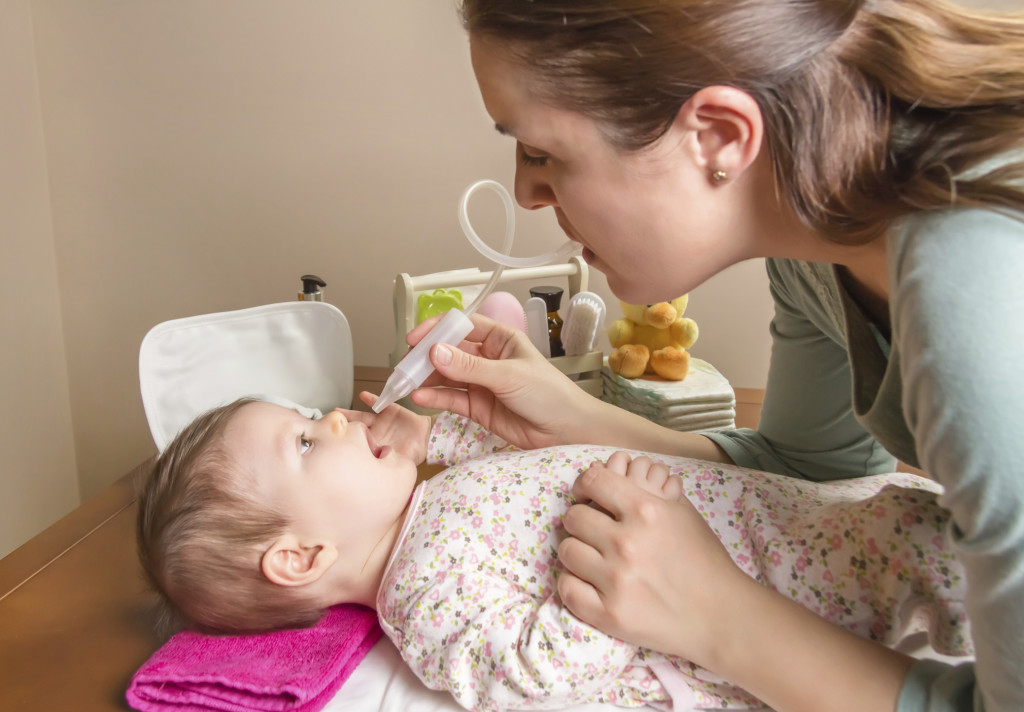 Мама закапывает нос малышу (фото: Thinkstockphotos/fotobank.ua)