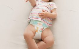 Малыш в подгузнике - фото