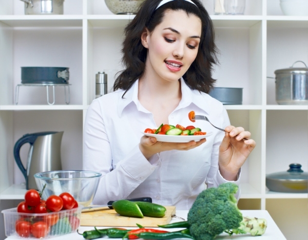 Женщина ест салат - фото
