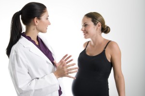 Будущая мама разговаривает с врачом (фото: Fotolia)