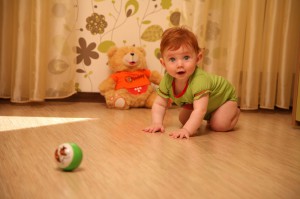Малыш играет (фото: ЦФА Бурда)