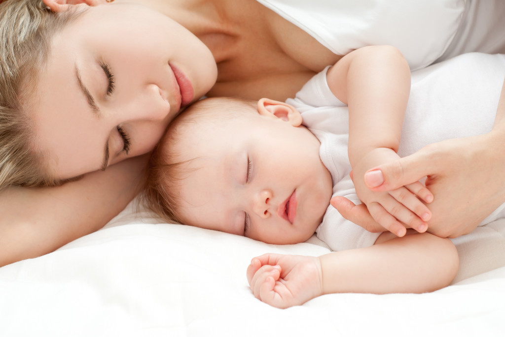 Совместный сон с младенцем - фото