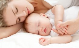 Совместный сон с младенцем - фото