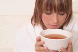 Женщина пьет чай (фото: ЦФА Бурда)