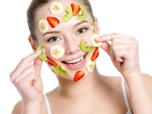 Женщина делает фруктовую маску (фото: Fotolia)