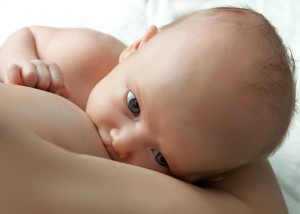Младенец у маминой груди (фото: Fotolia)