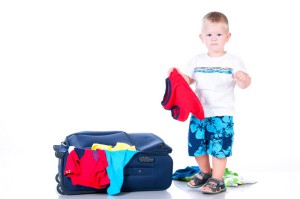 Мальчик собирает чемоданы (фото: Fotolia)