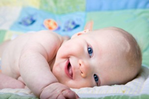 Младенец улыбается  (фото: Fotolia)