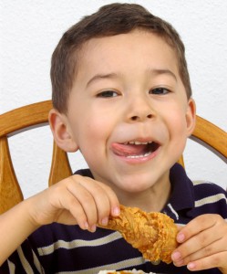 Мальчик ест курицу (фото: Fotolia)