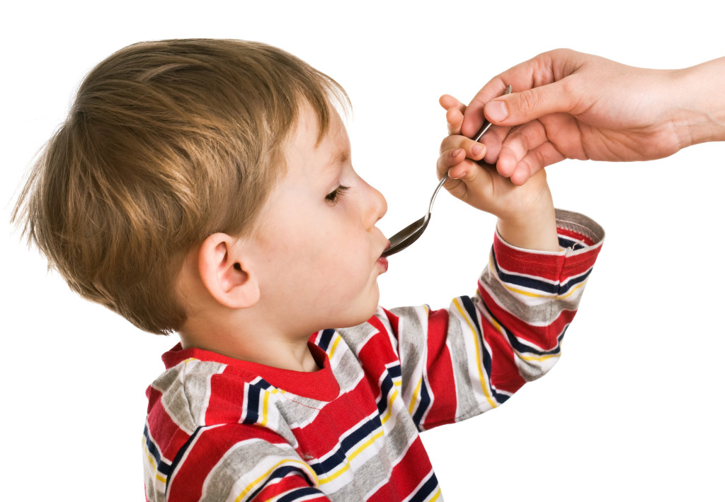 Мальчик ест с ложки (фото: Fotolia)