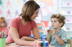 Ребенок разговаривает с учительницей (фото: ЦФА Бурда)