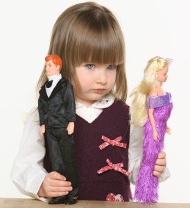 Девочка с куклой Барби и с Кеном (фото: ЦФА Бурда)