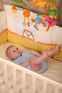 Ребенок в кроватке (Фото: ЦФА Бурда)