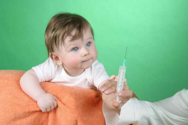 Малыша готовят к прививке (фото: ЦФА Бурда)