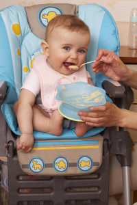 Малыш ест кашу (Фото: ЦФА Бурда)