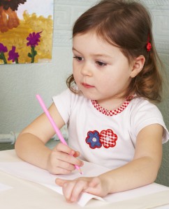 Девочка рисует (фото: ЦФА Бурда)