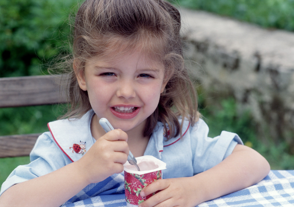 Ребенок есть йогурт (фото: ЦФА "Бурда")