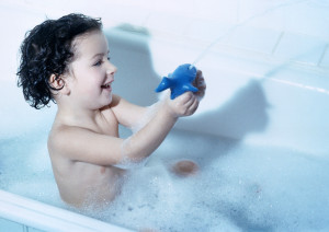 Ребенок купается (фото: ЦФА "Бурда")