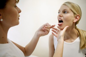 Женщина показывает язык врачу (фото: ЦФА Бурда)