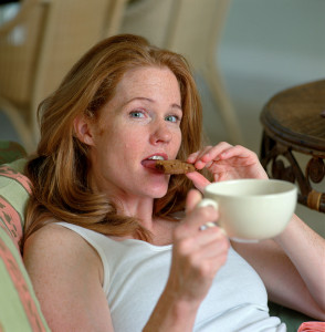 Женщина пьет чай (Фото: ЦФА Бурда)